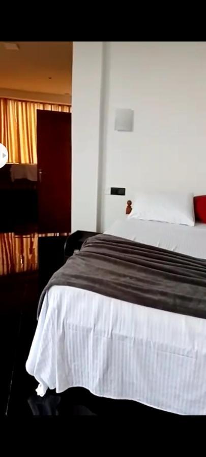 Qiqi Airport Villa Katunayaka Exteriör bild